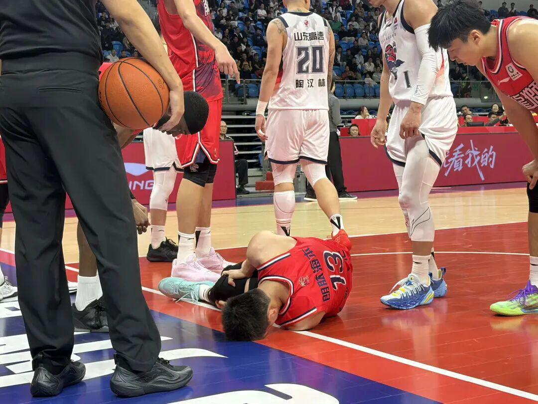 世界杯赛事官方入口-WOC！郭艾伦！是膝盖啊…